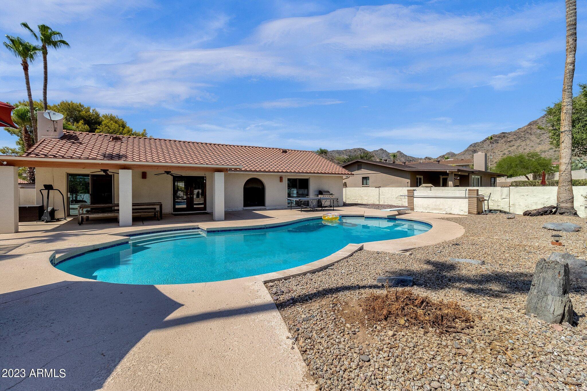 2303 E ORANGEWOOD Avenue