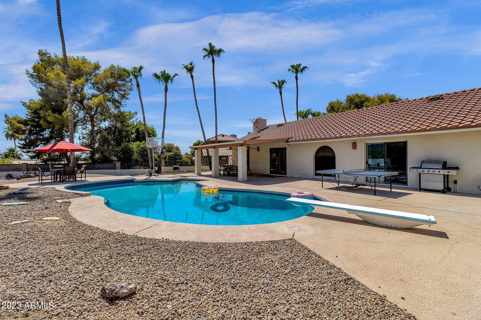 2303 E ORANGEWOOD Avenue