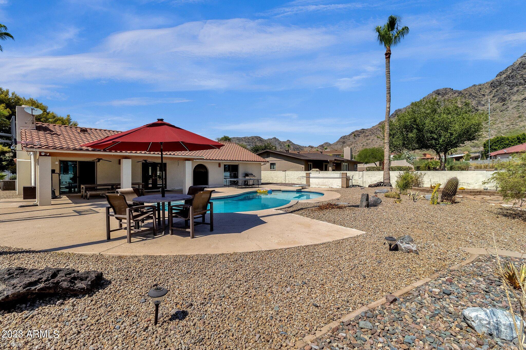 2303 E ORANGEWOOD Avenue