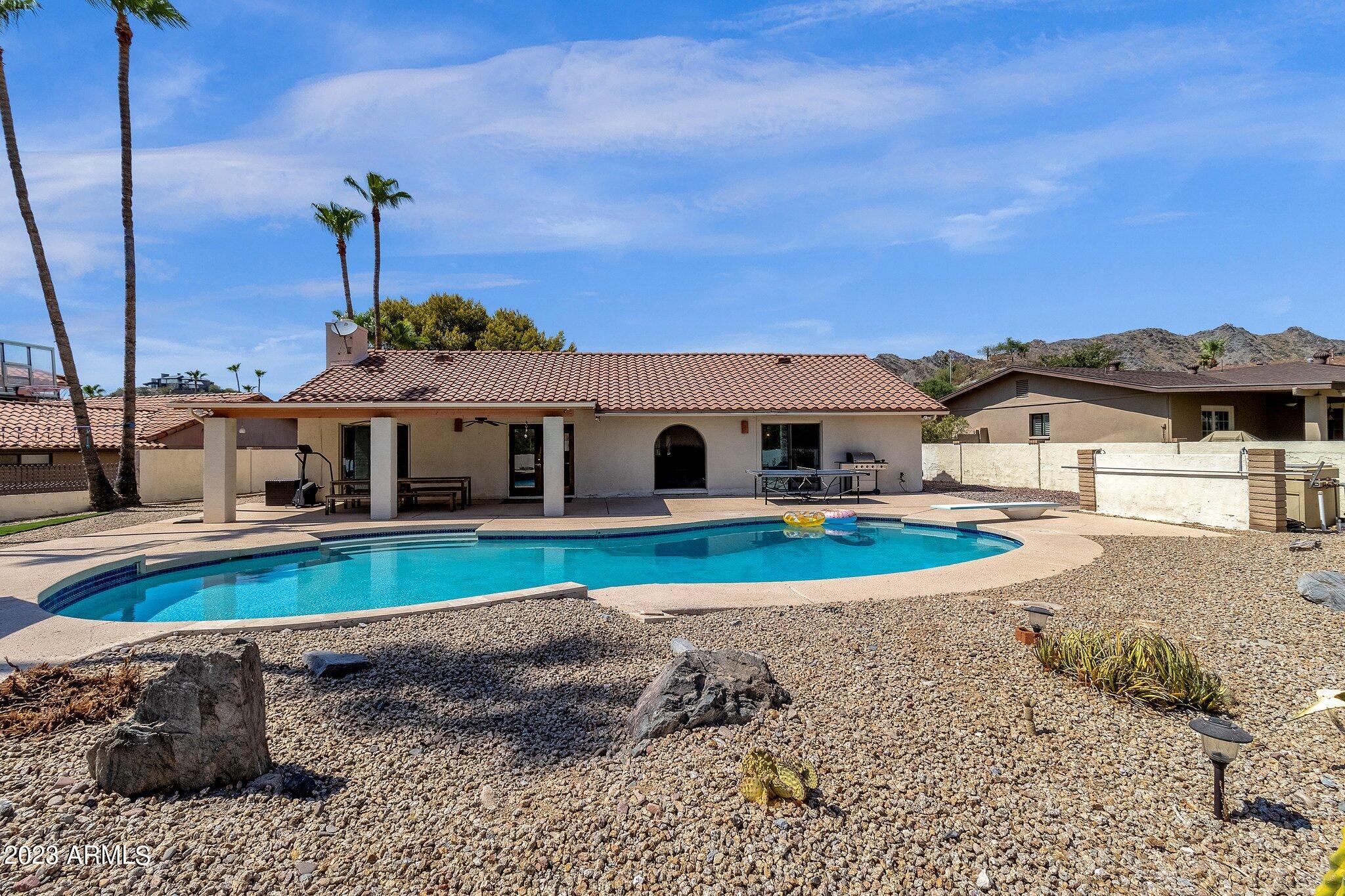 2303 E ORANGEWOOD Avenue