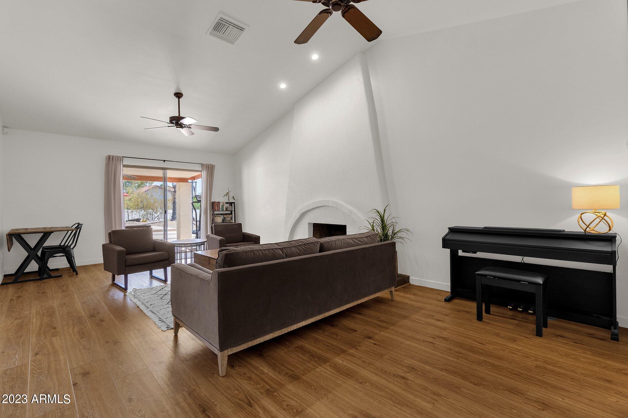 2303 E ORANGEWOOD Avenue