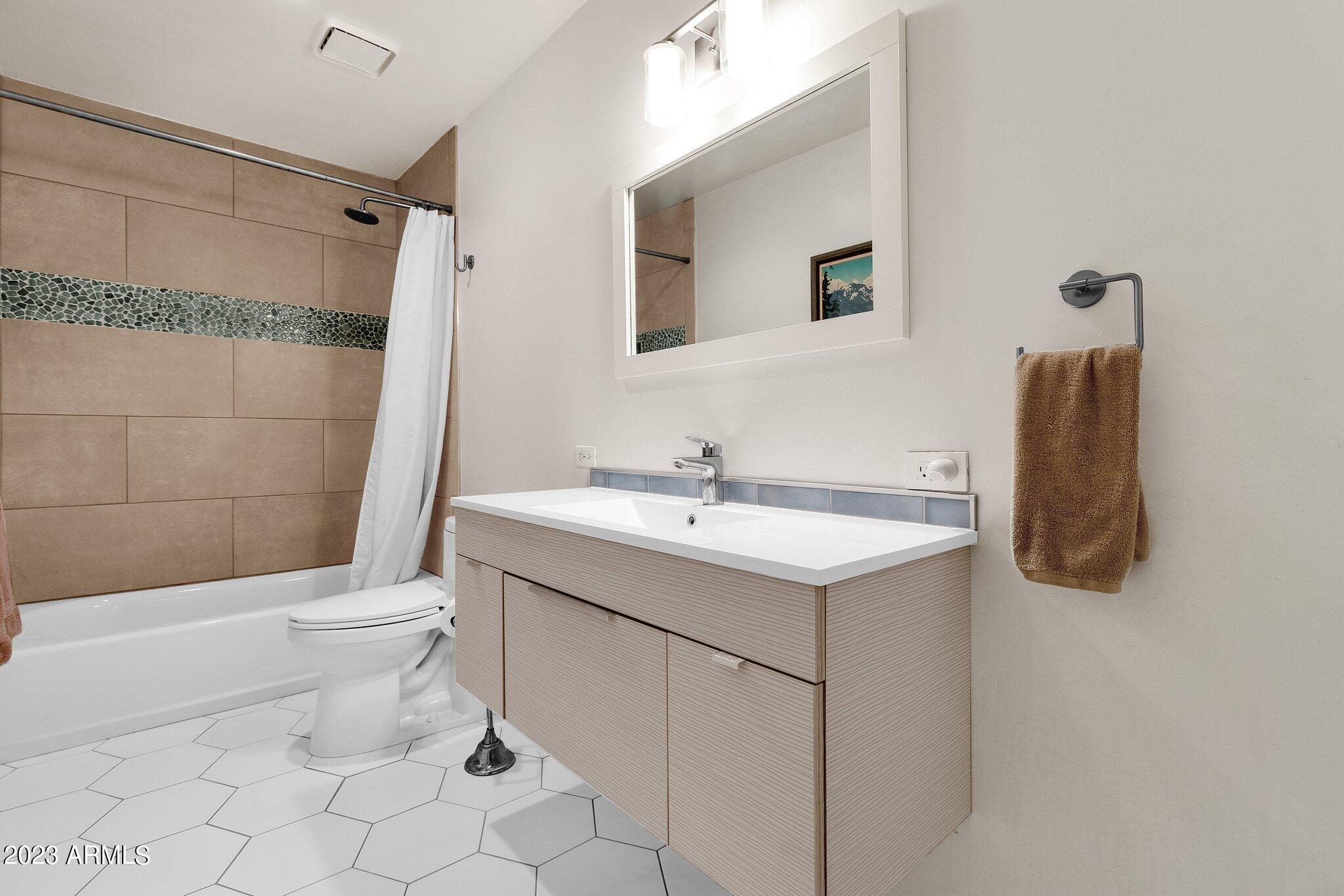 2303 E ORANGEWOOD Avenue