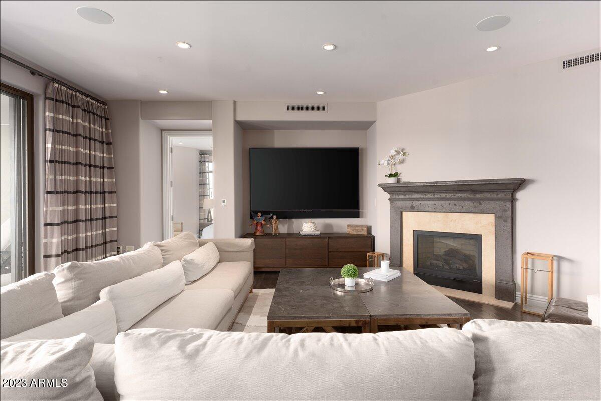 7175 E CAMELBACK Road, 601