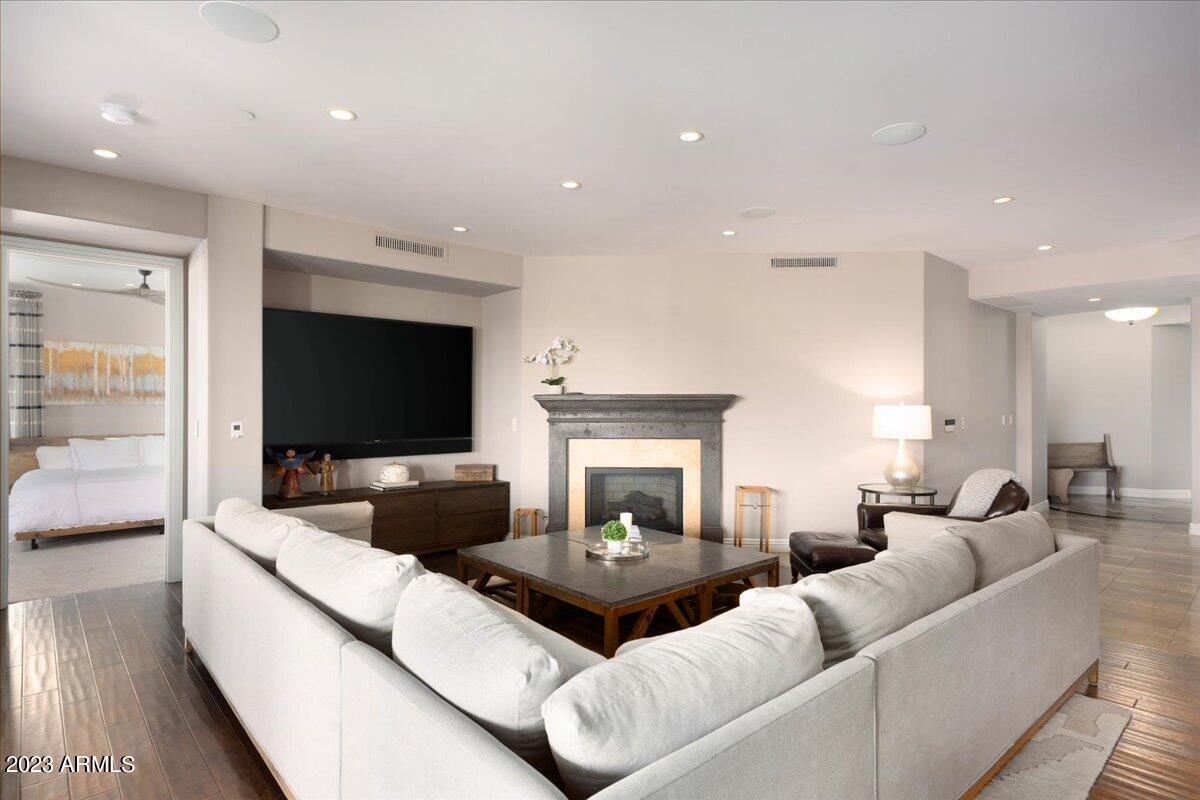 7175 E CAMELBACK Road, 601