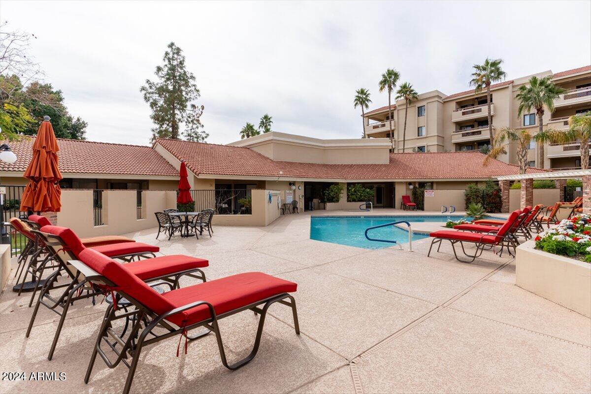 4200 N MILLER Road, 320