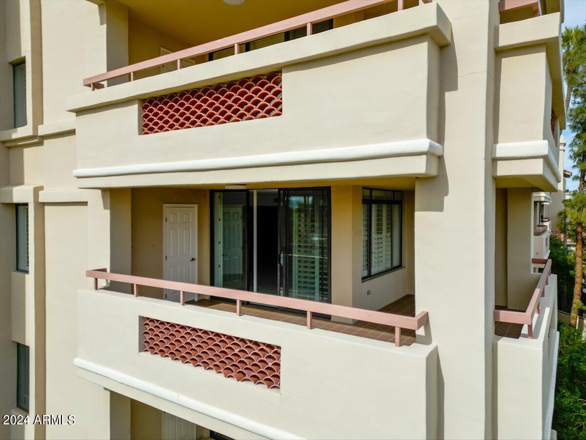 4200 N MILLER Road, 320