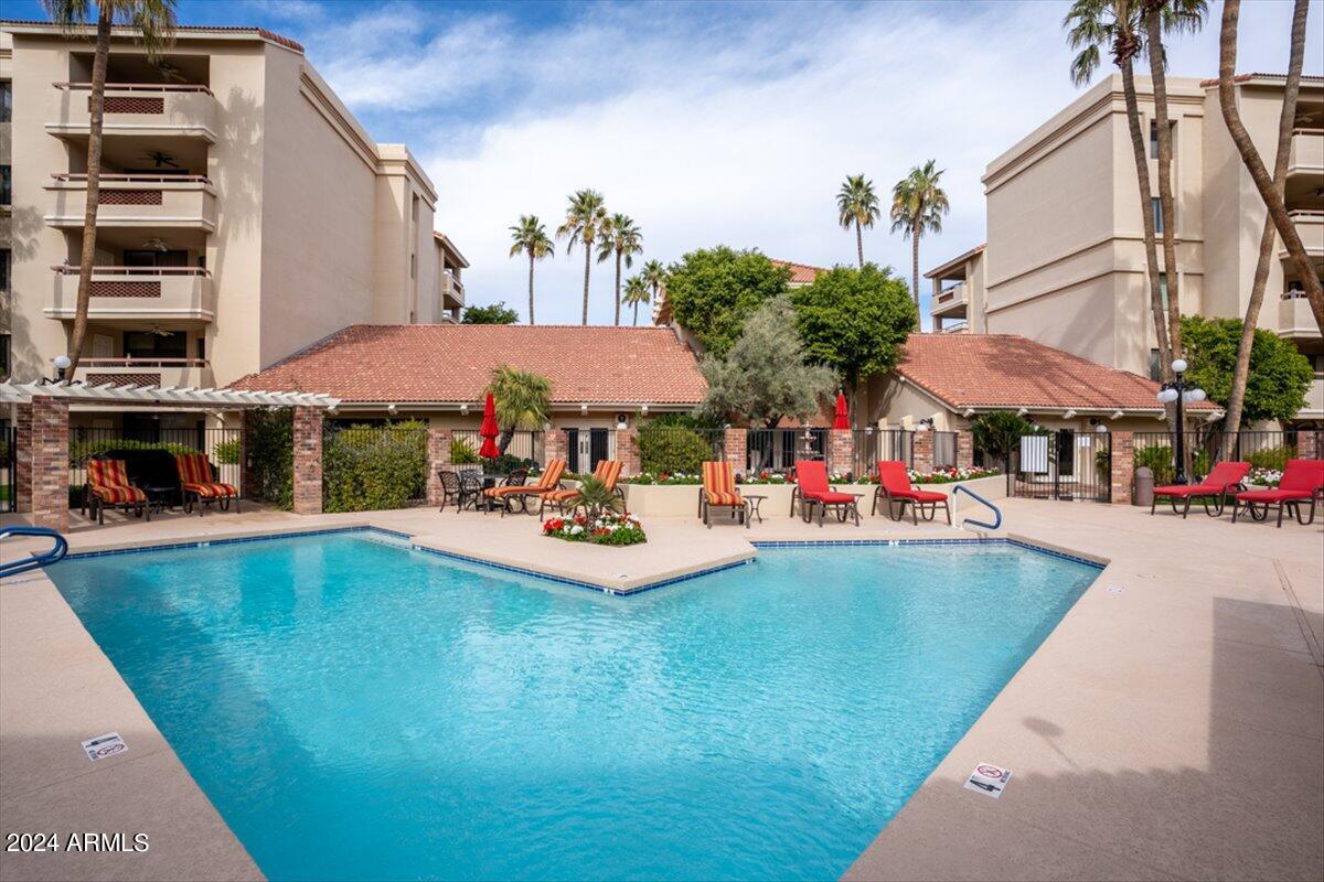 4200 N MILLER Road, 320