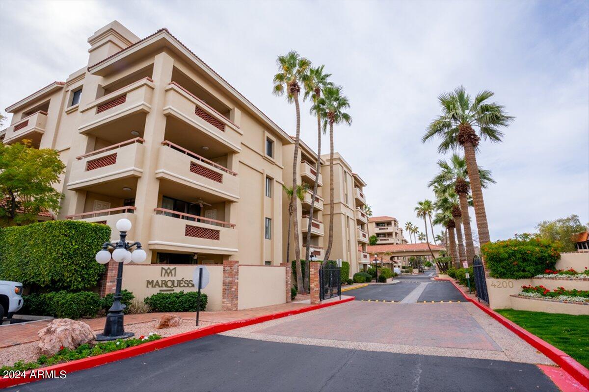 4200 N MILLER Road, 320