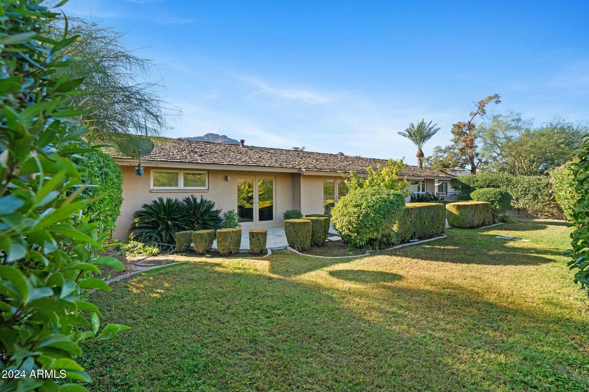 5635 E LINCOLN Drive, 8