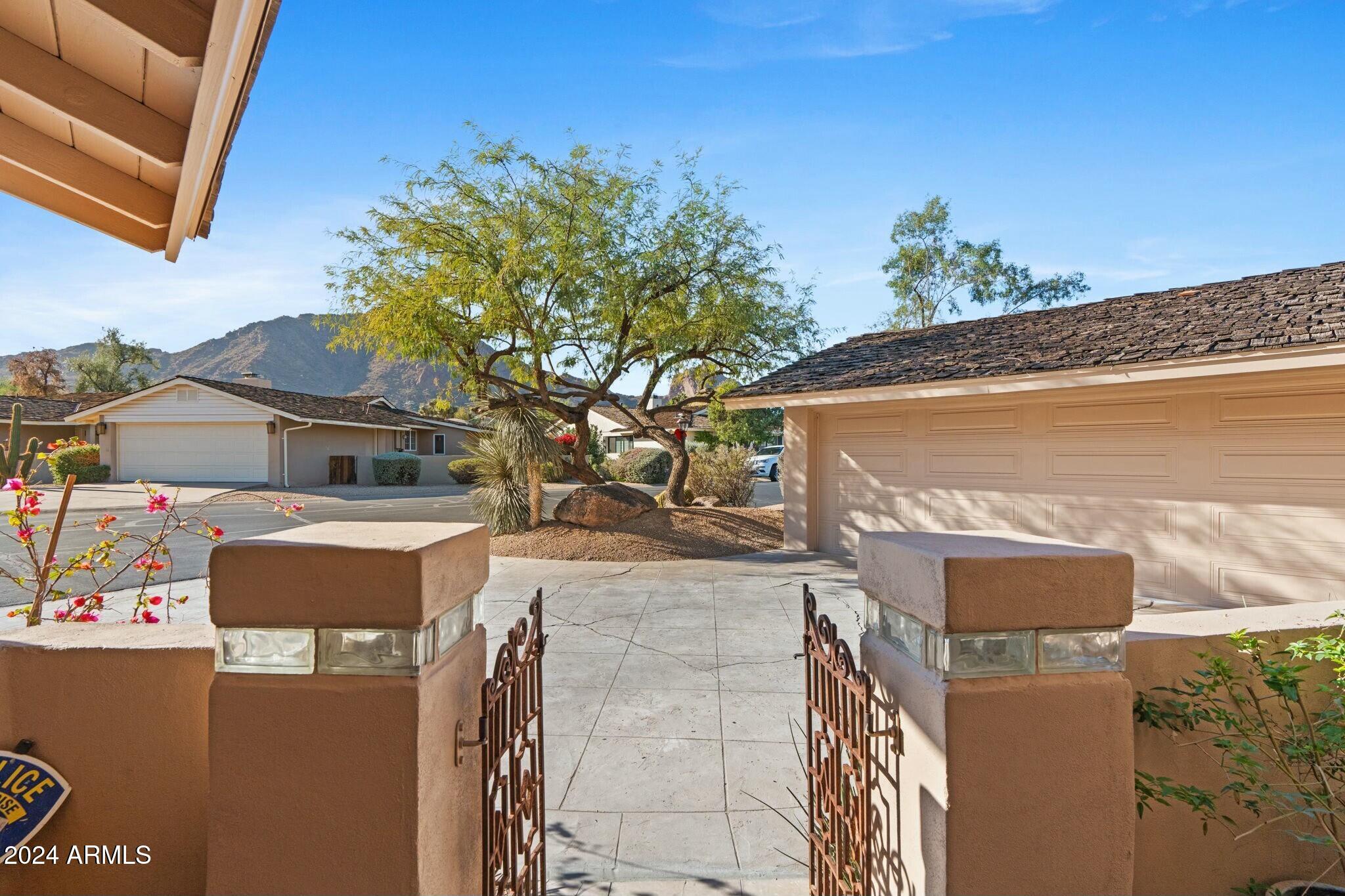 5635 E LINCOLN Drive, 8