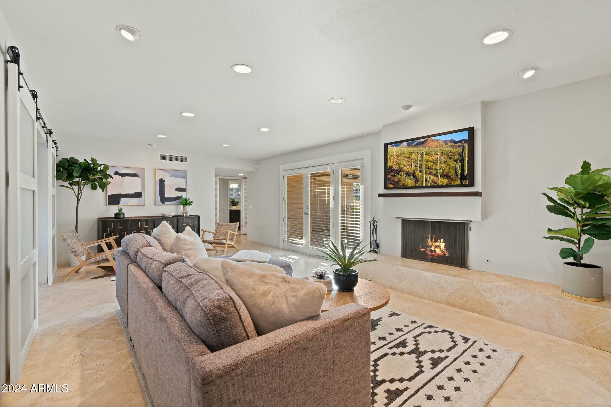 5635 E LINCOLN Drive, 8