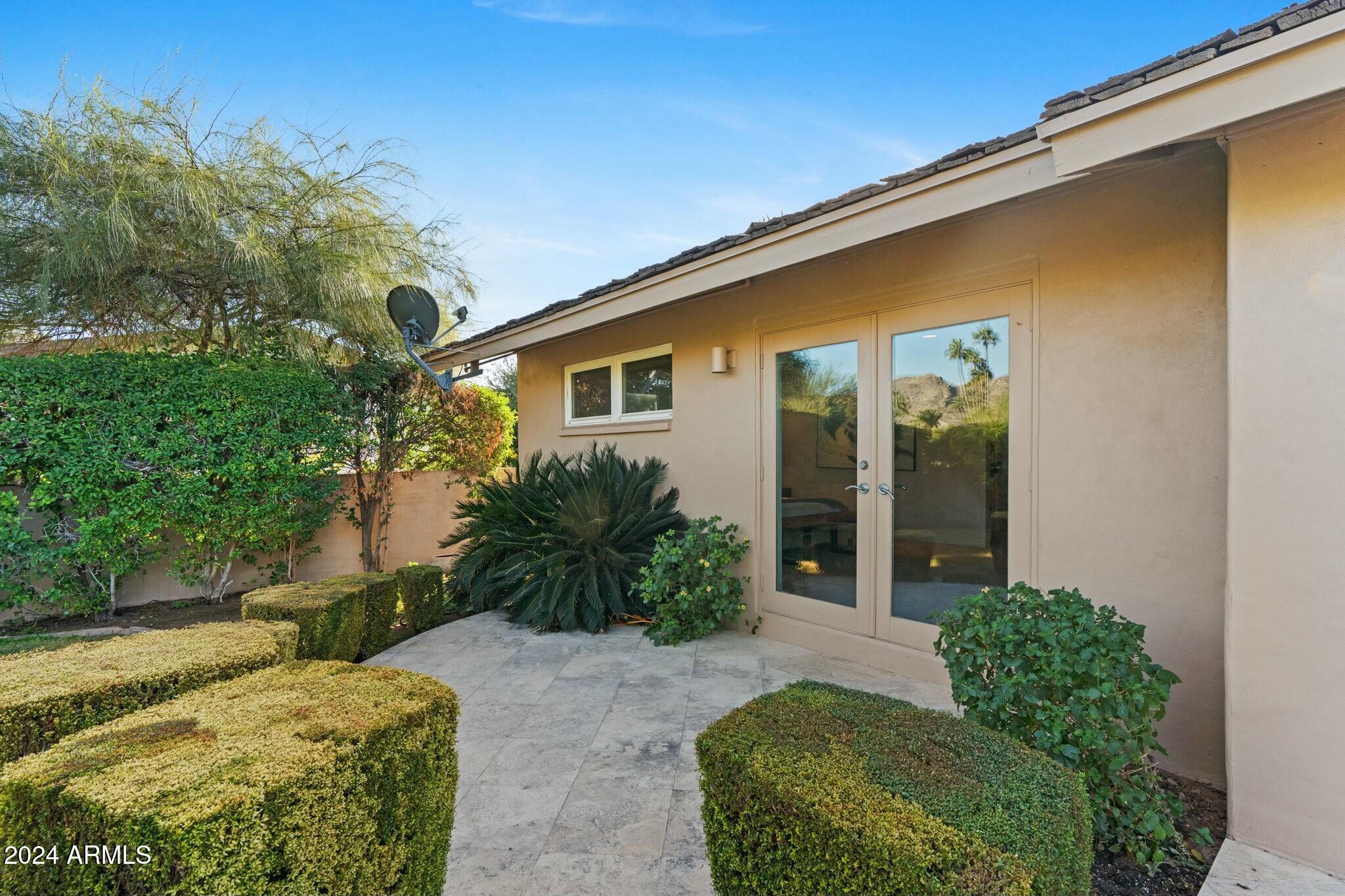5635 E LINCOLN Drive, 8
