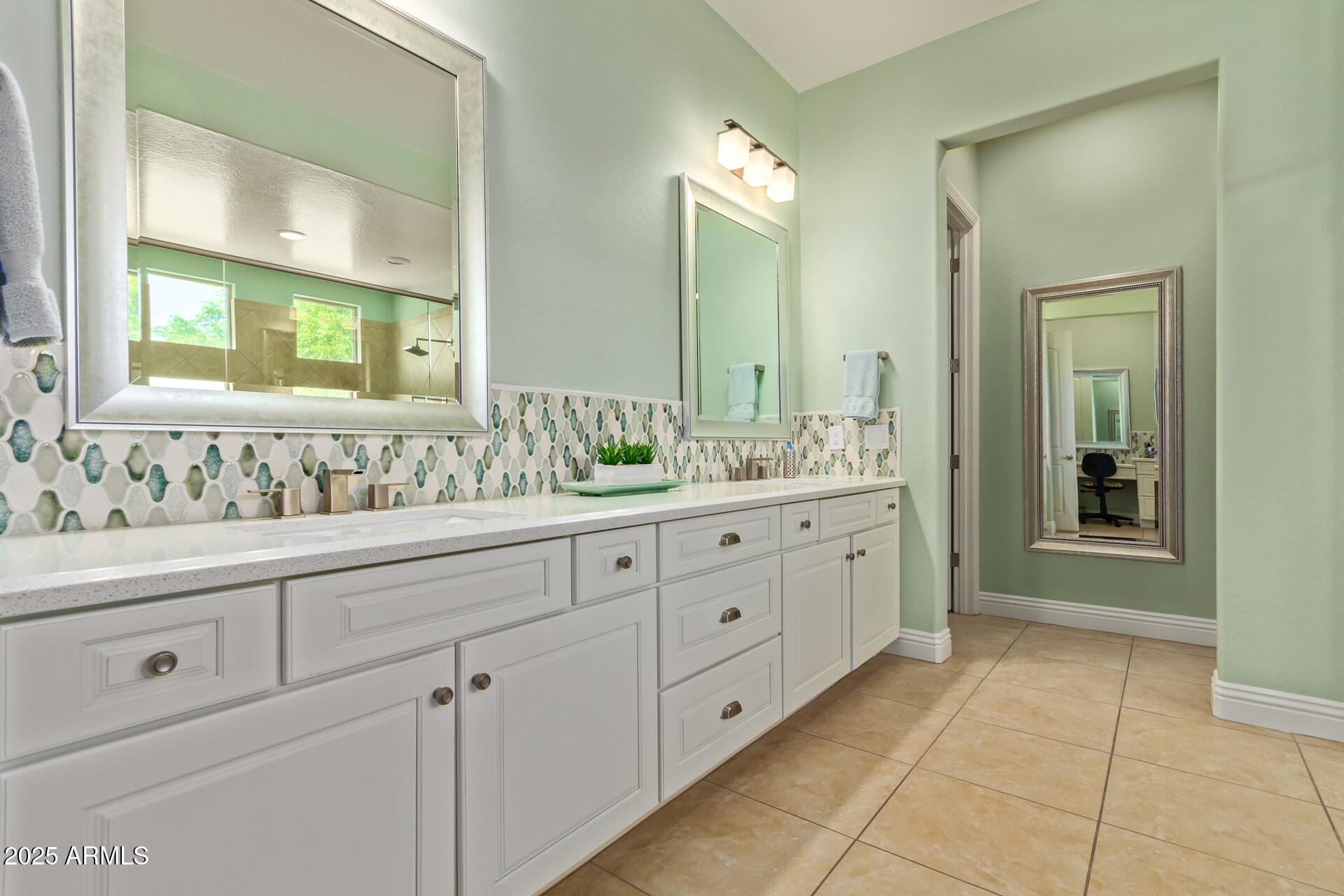 6125 E HODGES Street