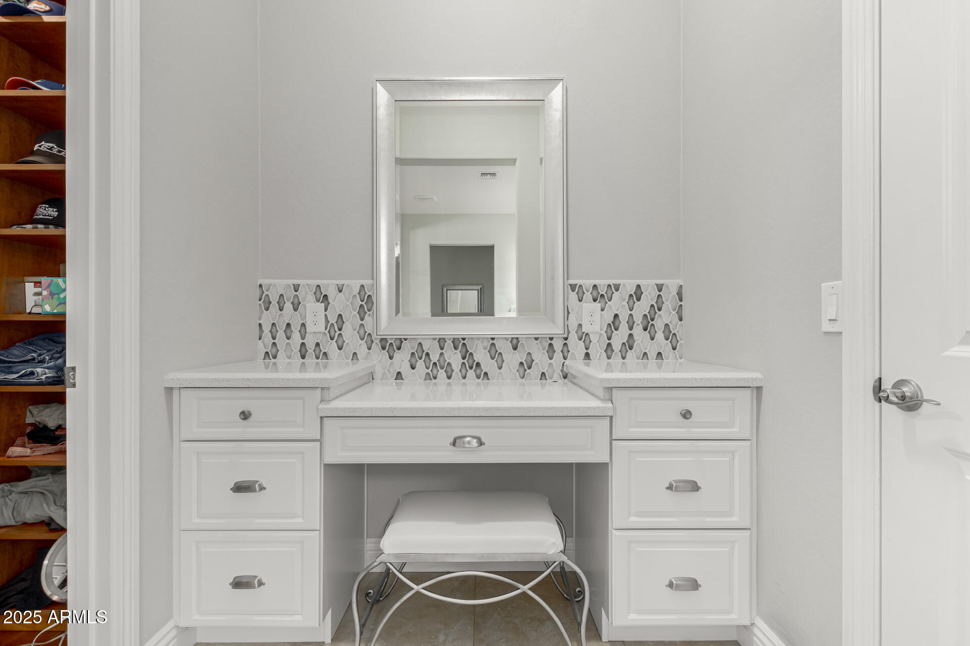 6125 E HODGES Street