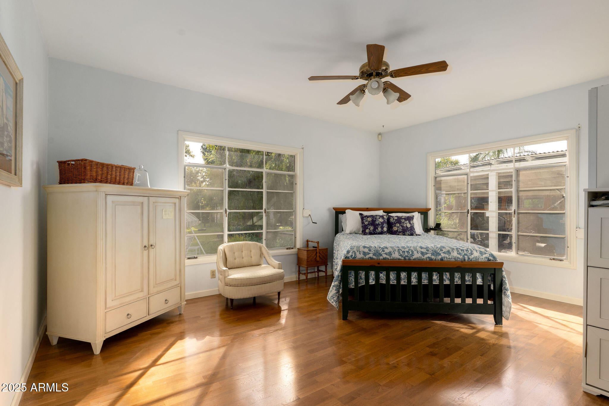 125 E MARYLAND Avenue