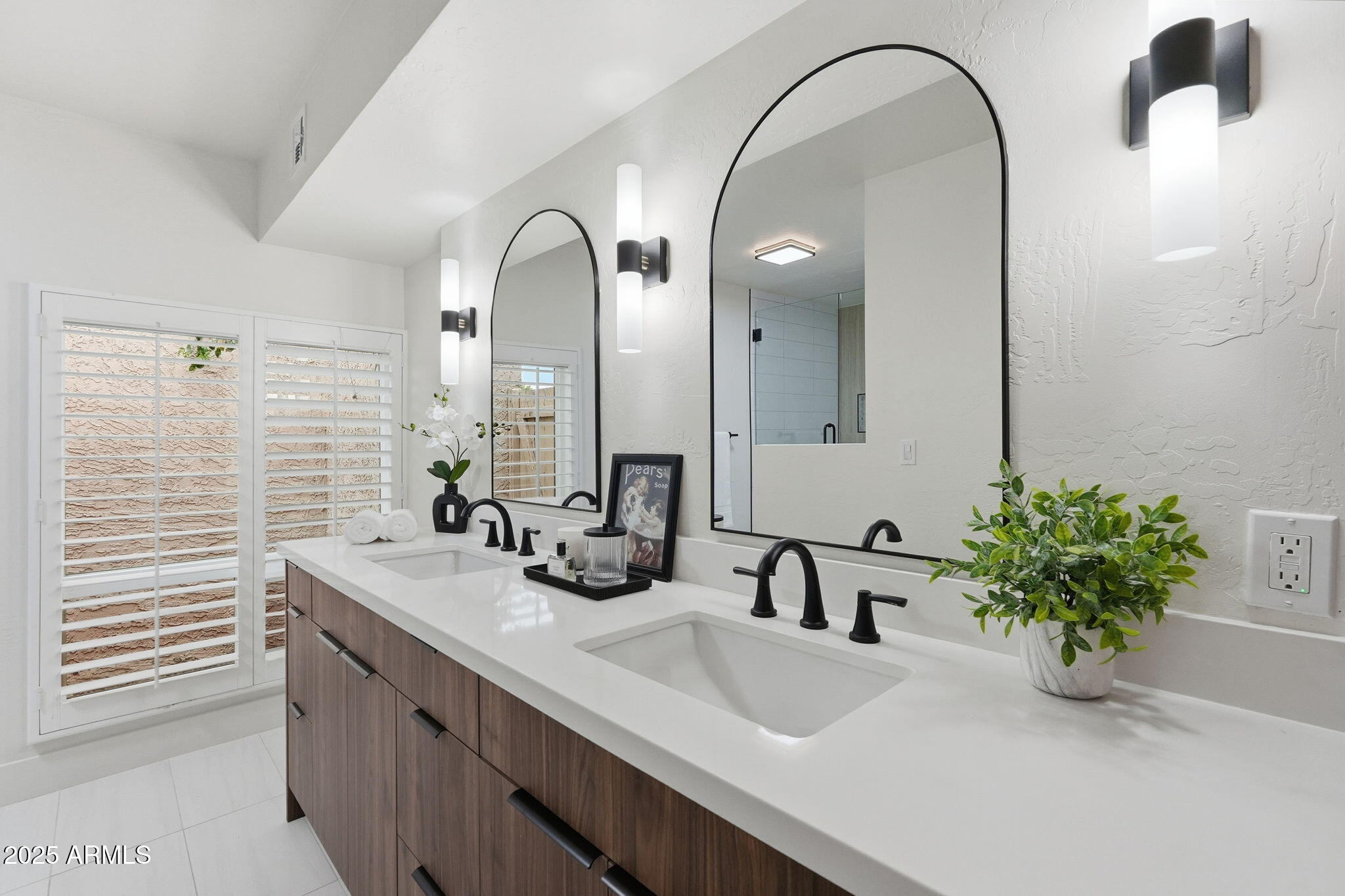 8171 E DEL CAVERNA Drive