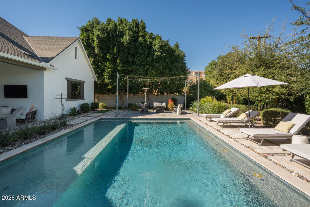 3226 E GLENROSA Avenue