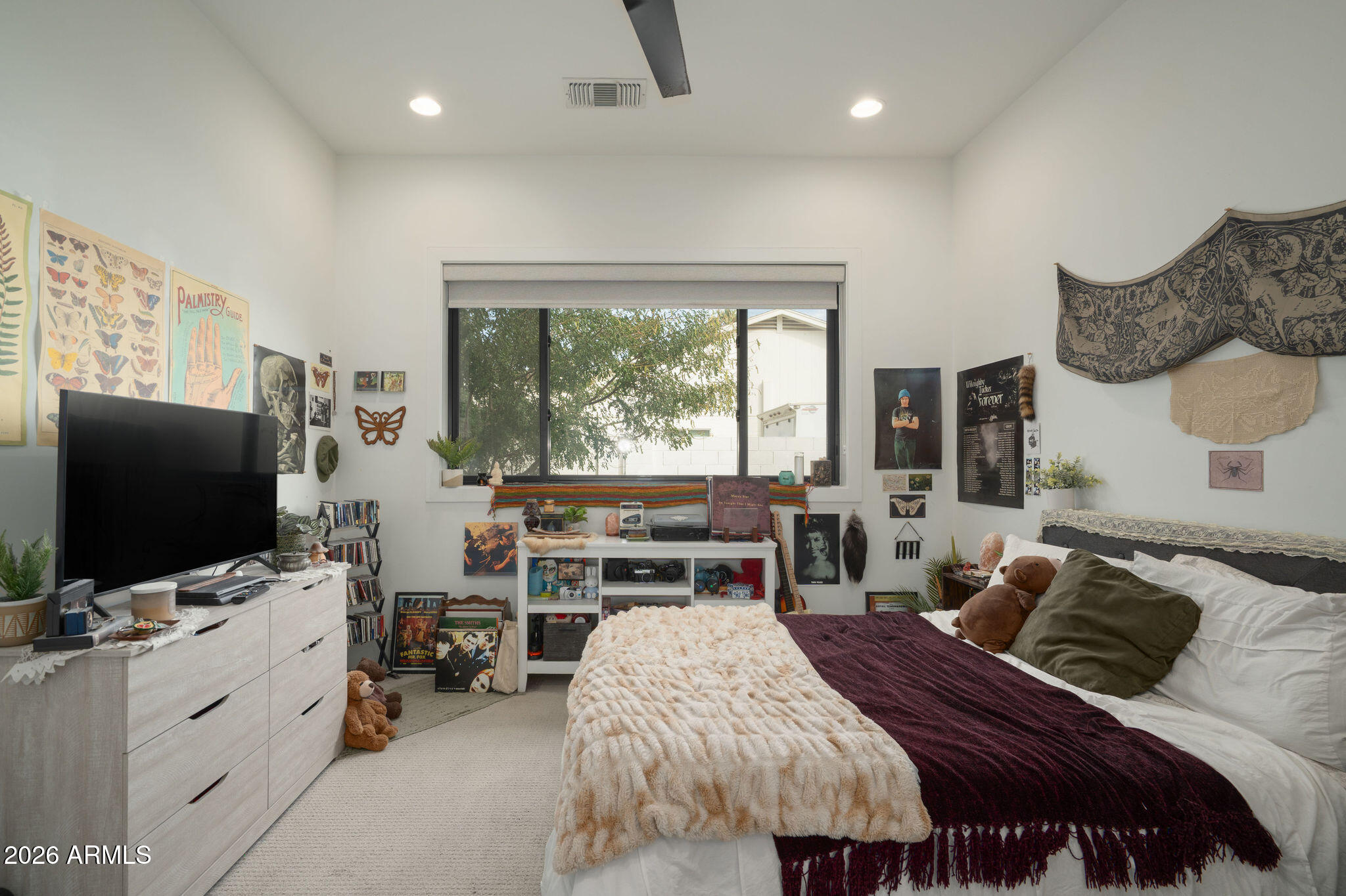 3226 E GLENROSA Avenue