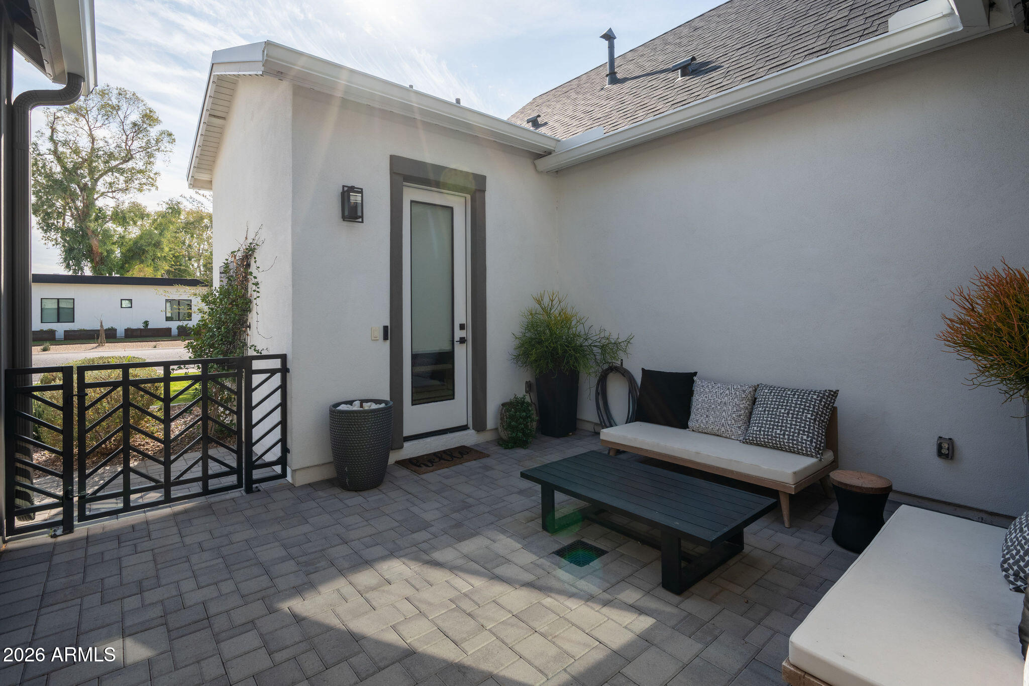 3226 E GLENROSA Avenue