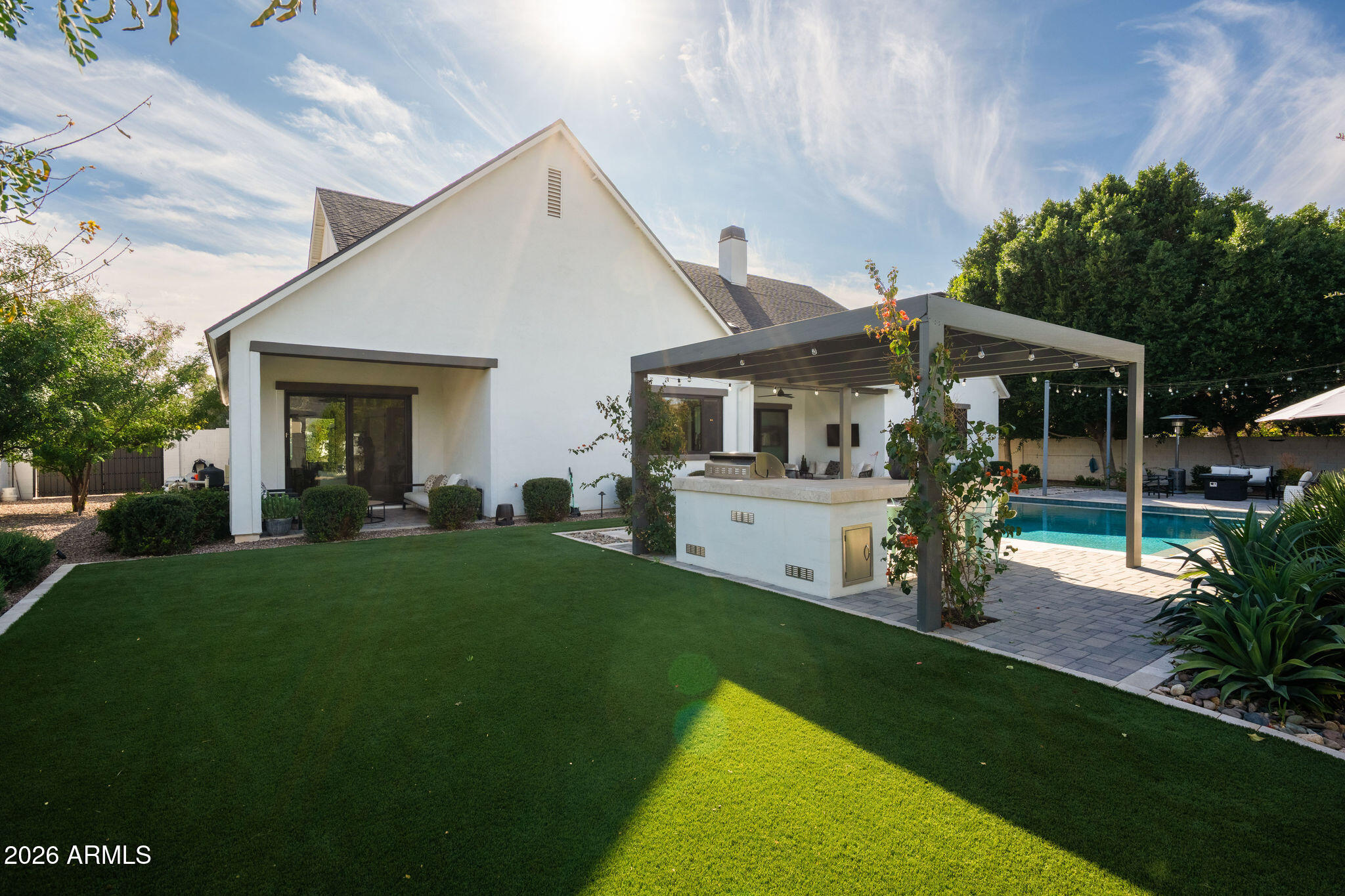 3226 E GLENROSA Avenue