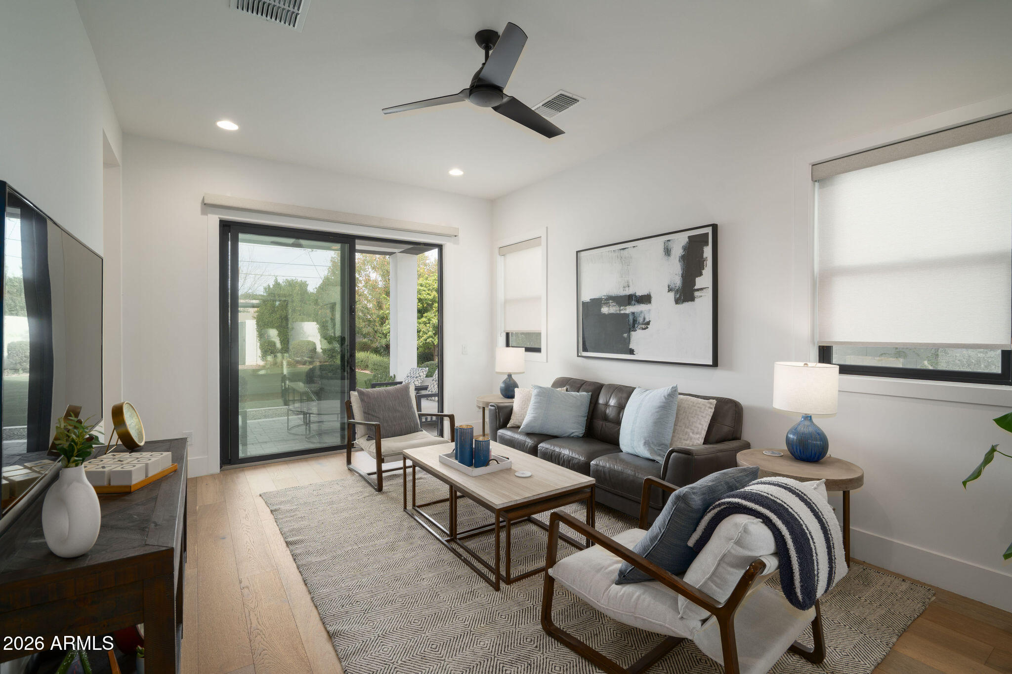 3226 E GLENROSA Avenue