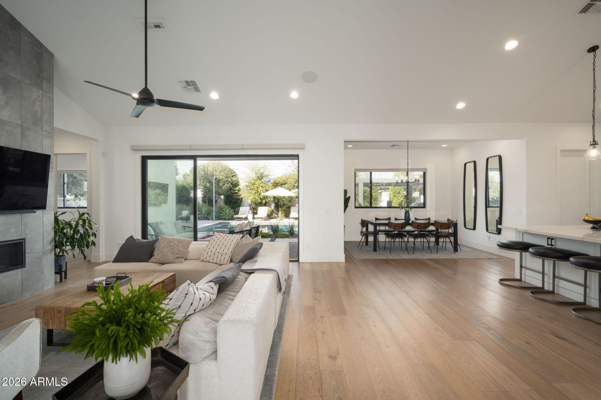 3226 E GLENROSA Avenue