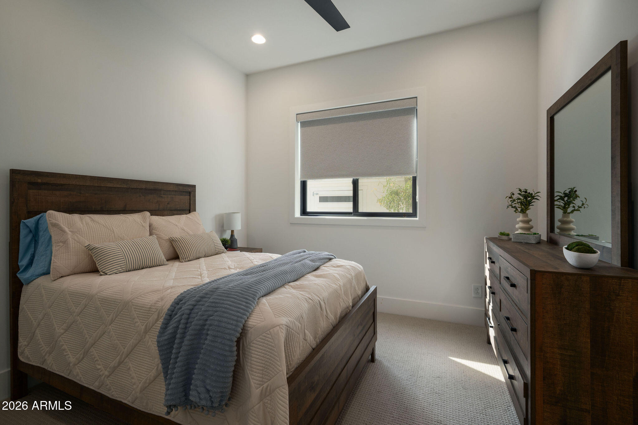 3226 E GLENROSA Avenue