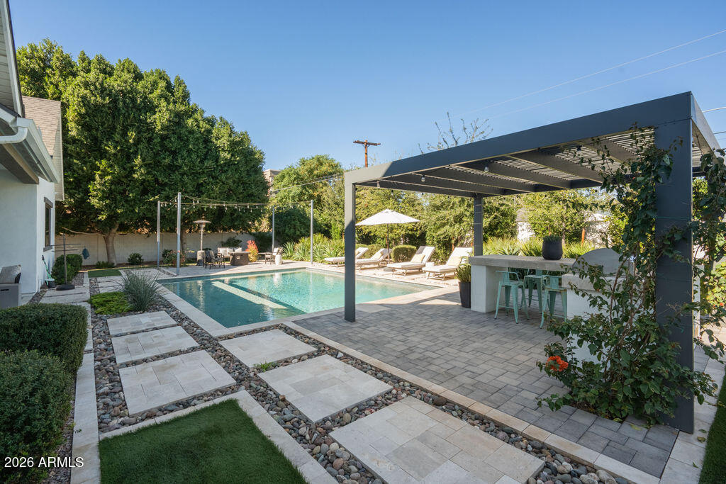 3226 E GLENROSA Avenue