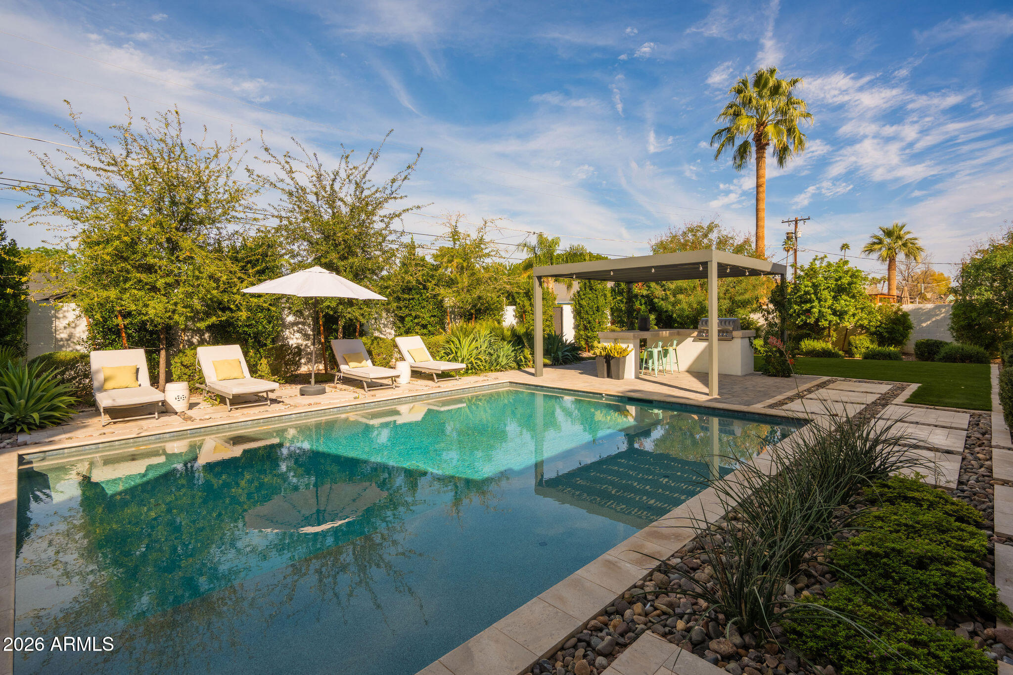 3226 E GLENROSA Avenue