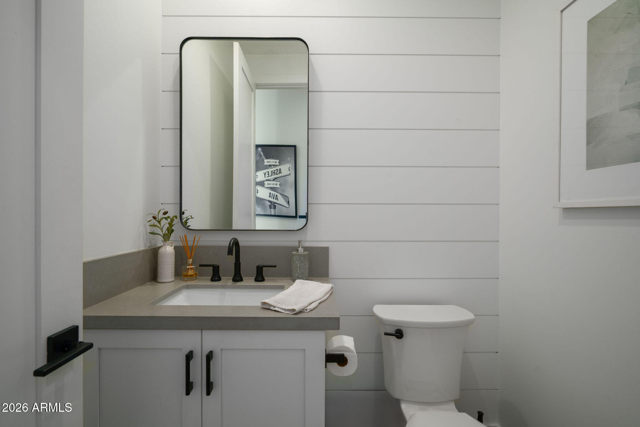 3226 E GLENROSA Avenue