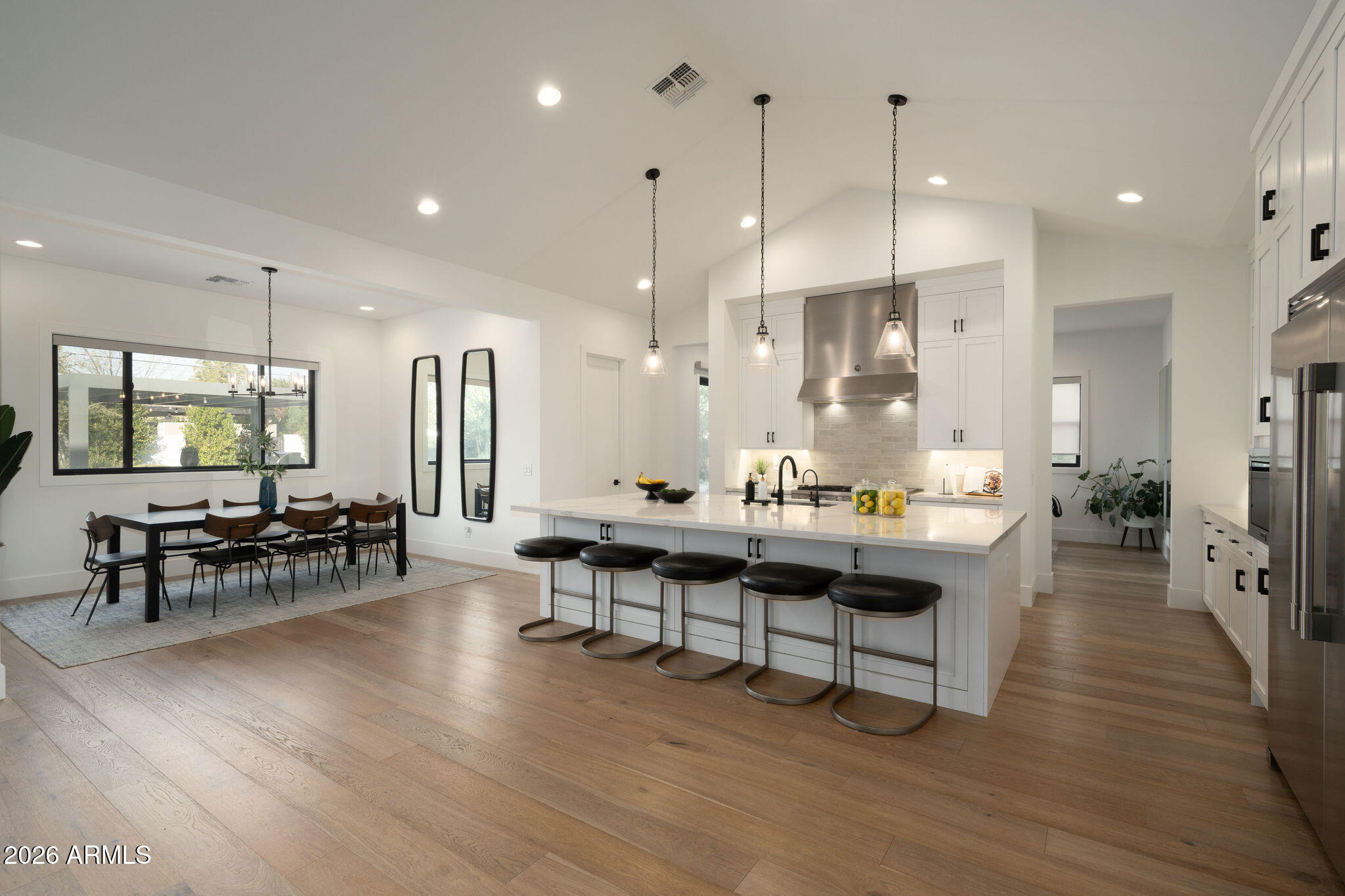 3226 E GLENROSA Avenue