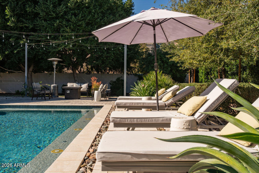 3226 E GLENROSA Avenue