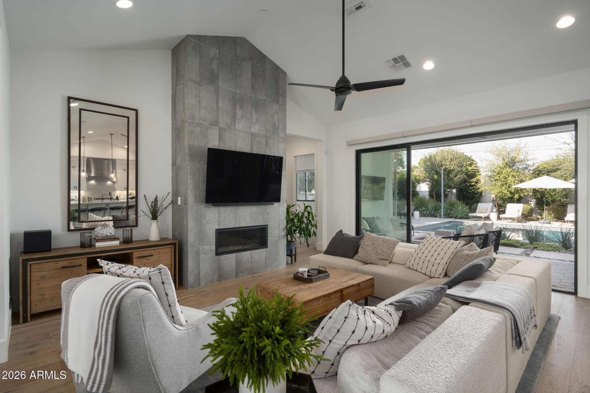 3226 E GLENROSA Avenue