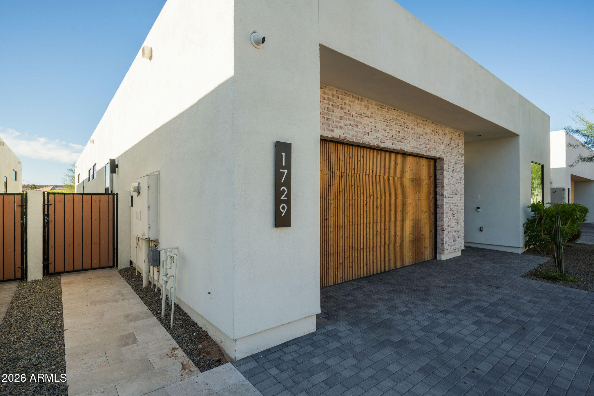 1729 E WINCHCOMB Drive