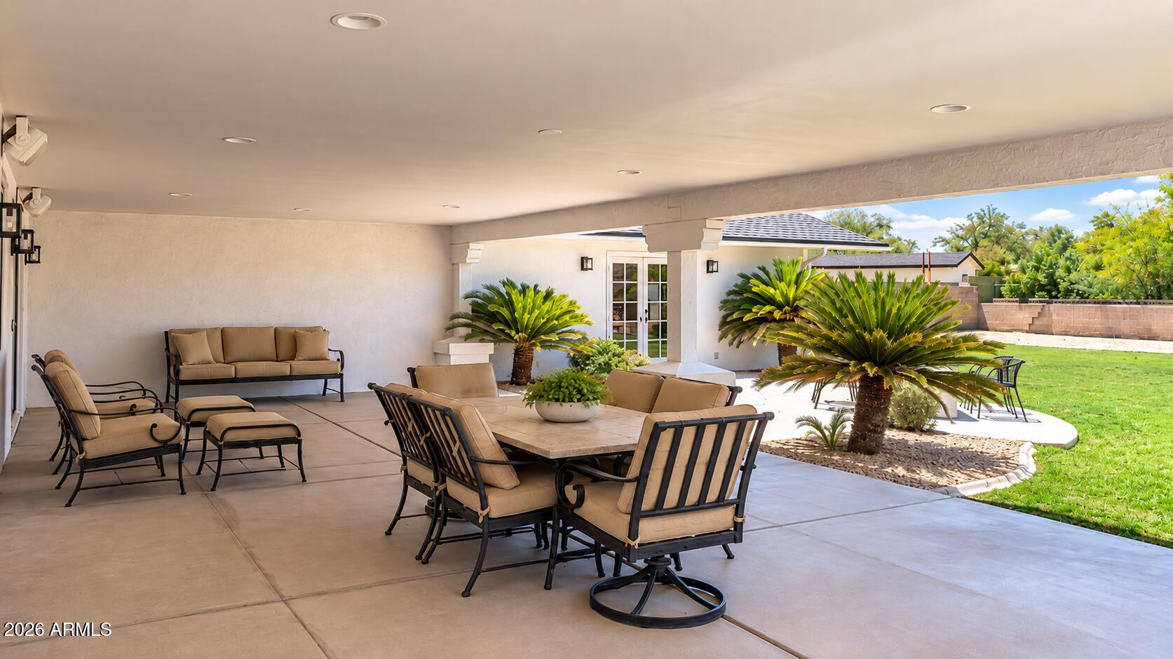 5242 N WOODMERE FAIRWAY