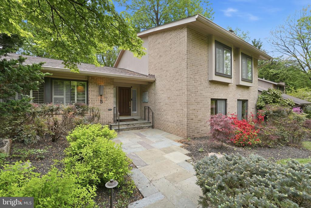 15 ARLIVE COURT