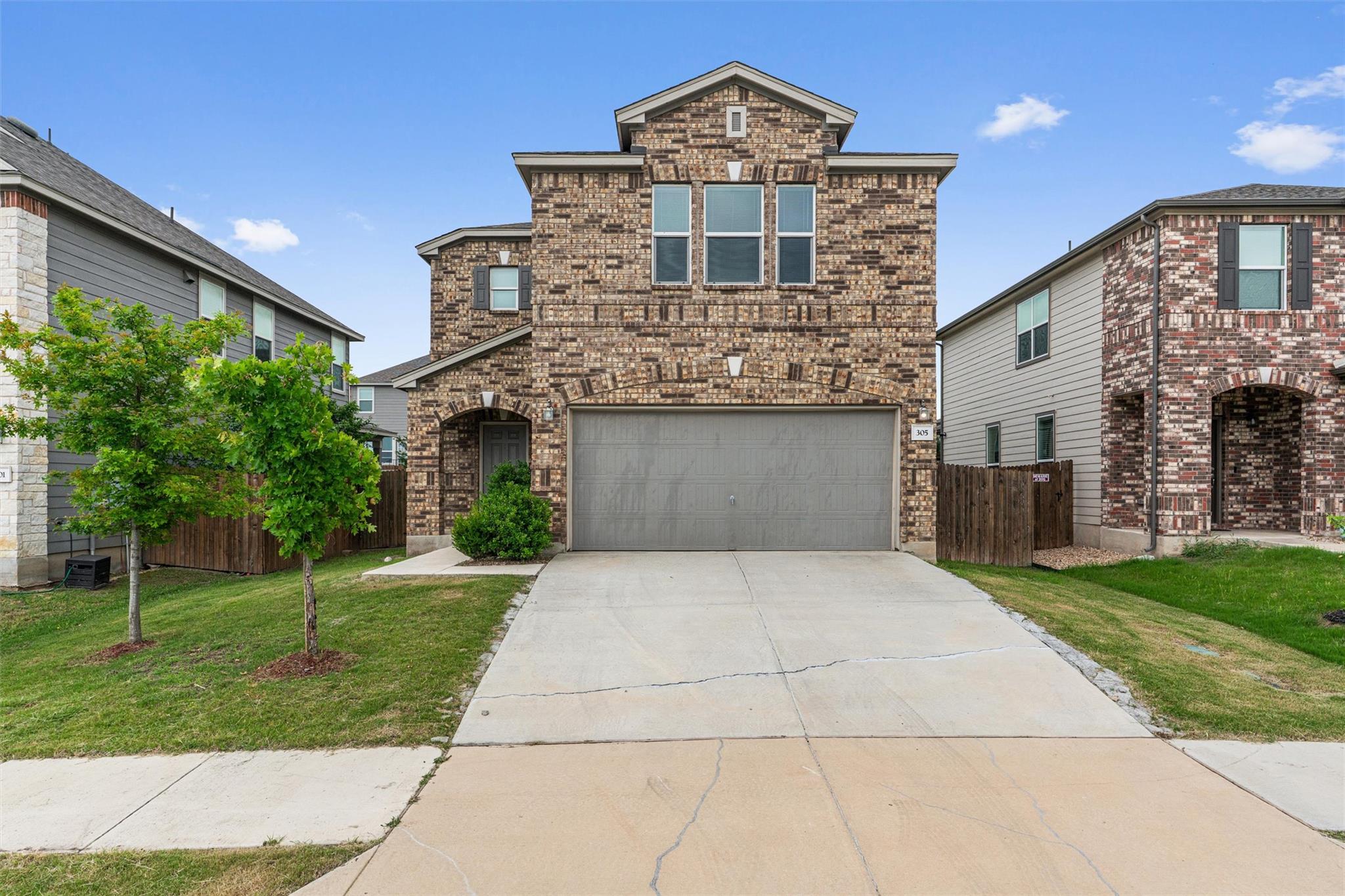 305 Los Cobos LN