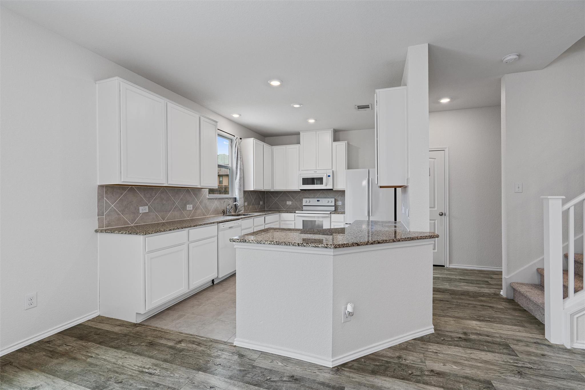 305 Los Cobos LN