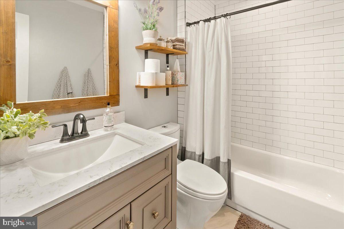 1012 SHORELAND DRIVE