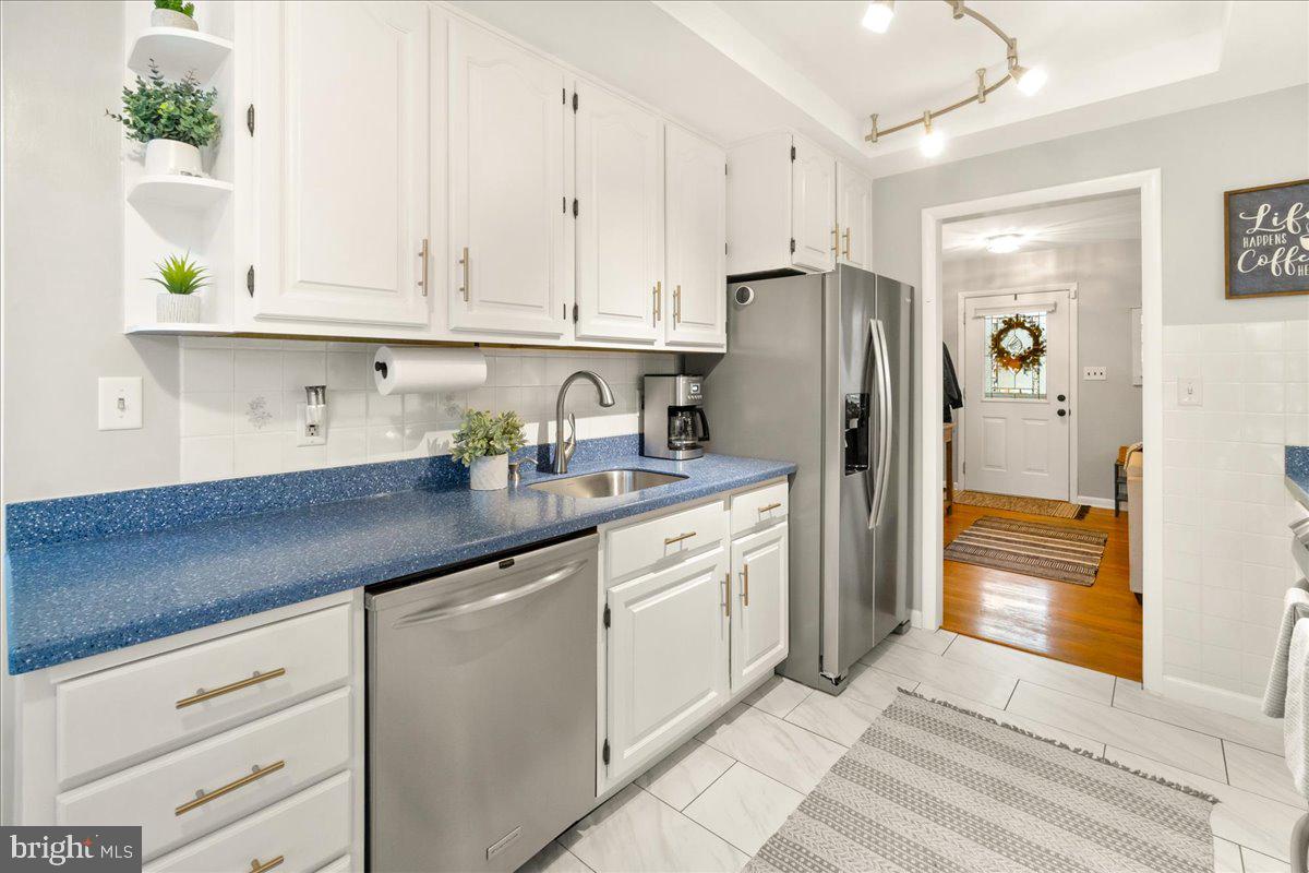 1012 SHORELAND DRIVE