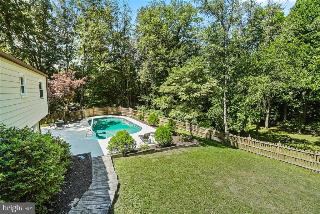 7804 HORSESHOE COURT