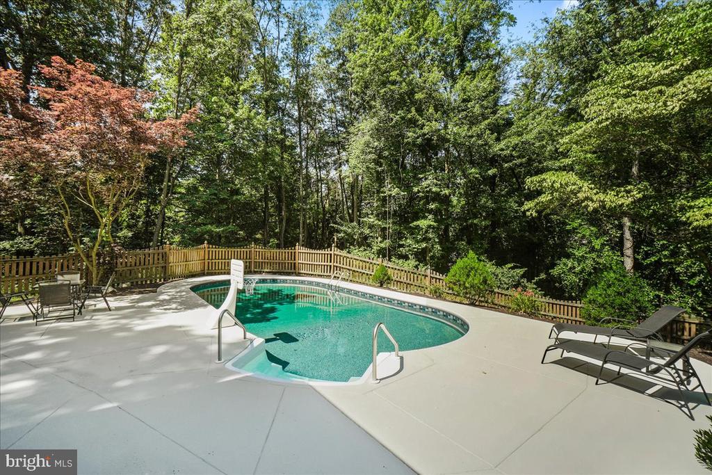 7804 HORSESHOE COURT