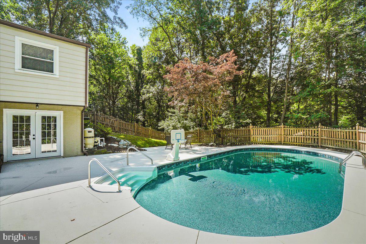 7804 HORSESHOE COURT