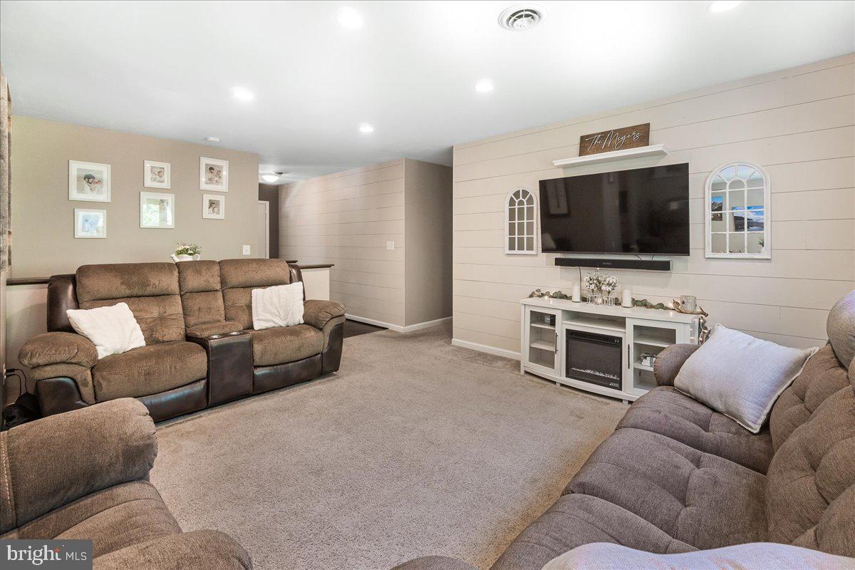 7804 HORSESHOE COURT