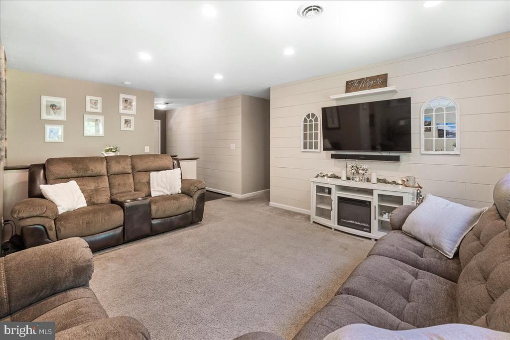 7804 HORSESHOE COURT