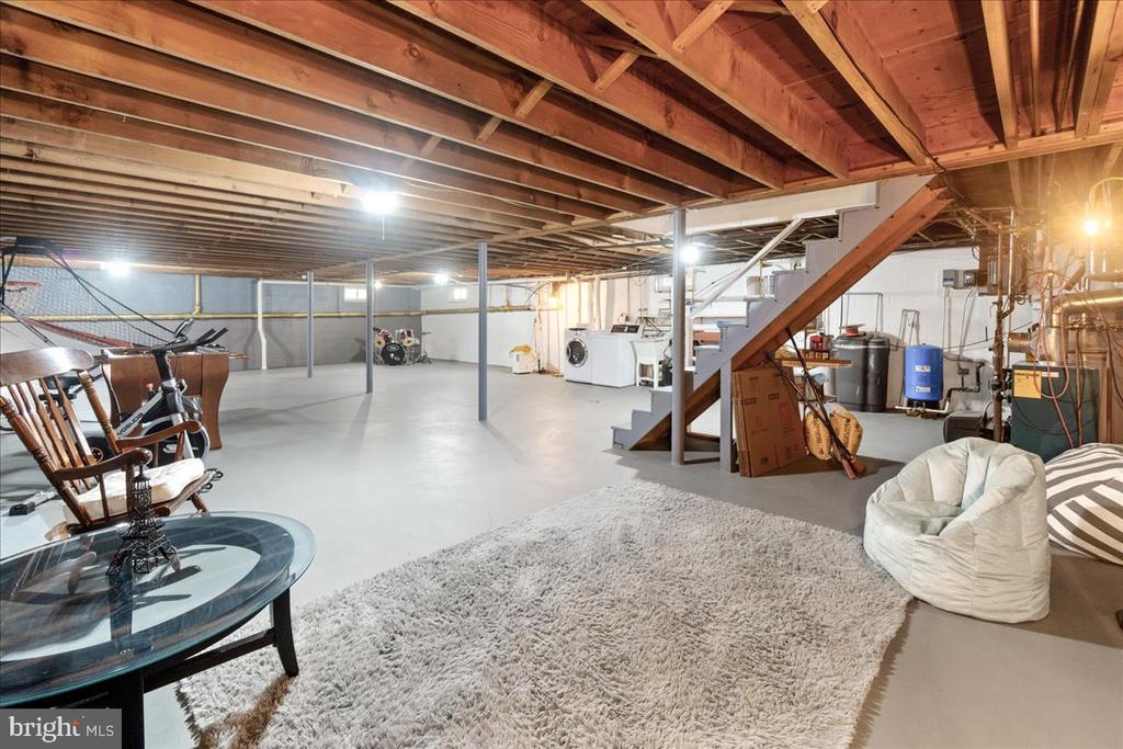 8120 CANTERBURY DRIVE