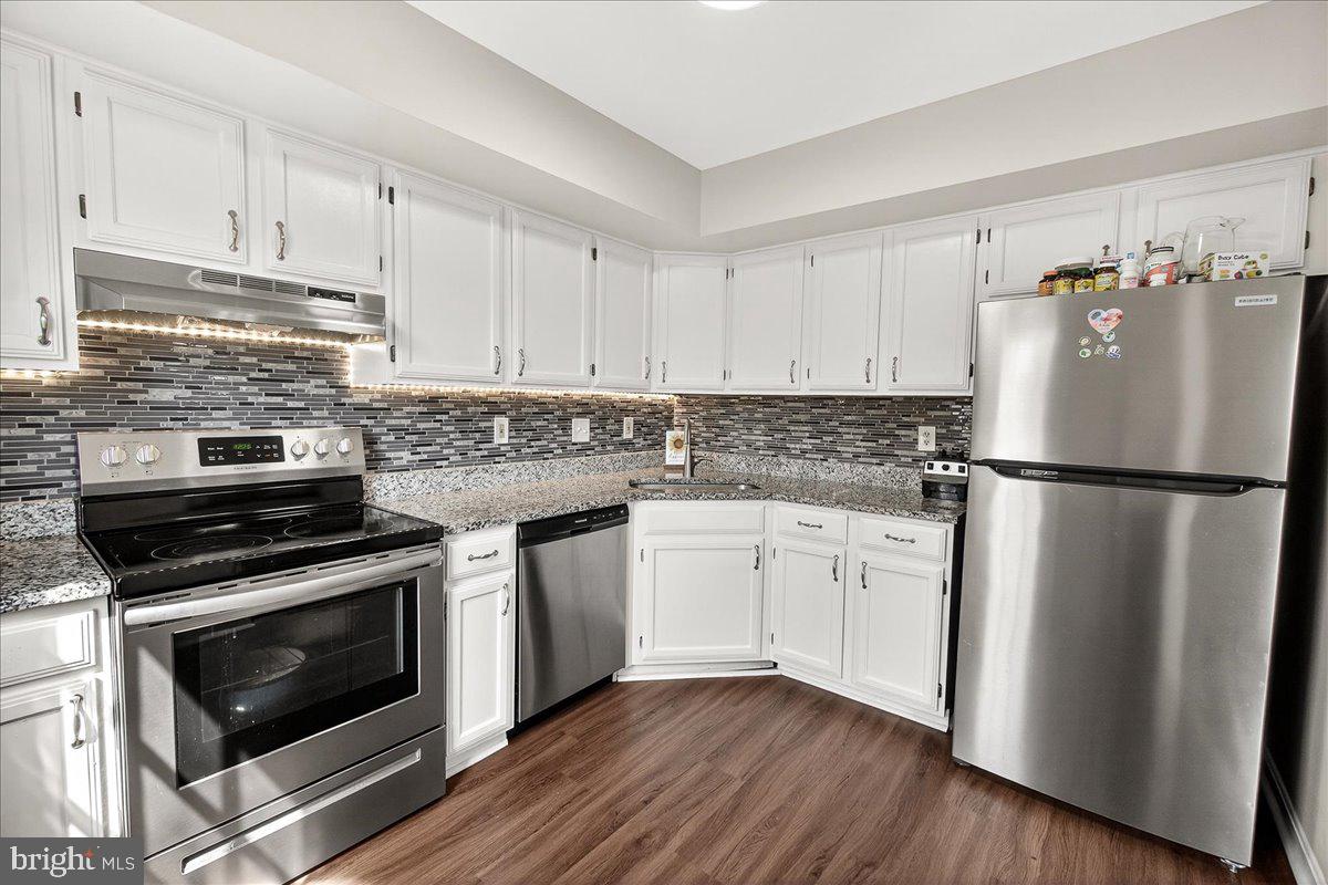 2219 WALLER HOUSE COURT