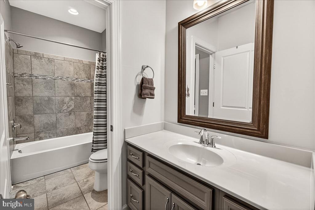 3633 MOLINE COURT