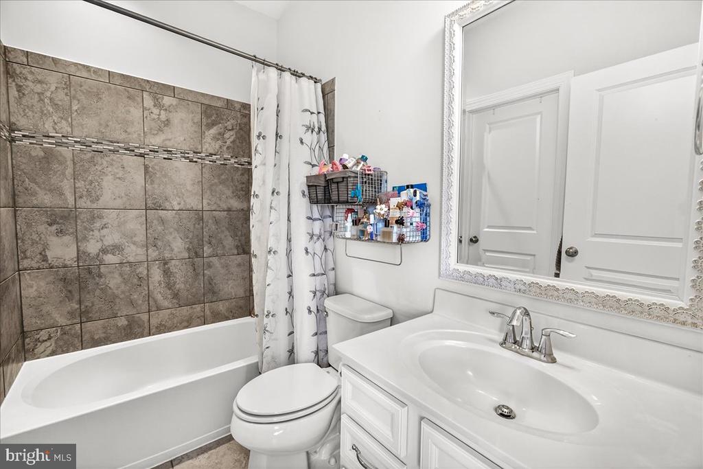 3633 MOLINE COURT