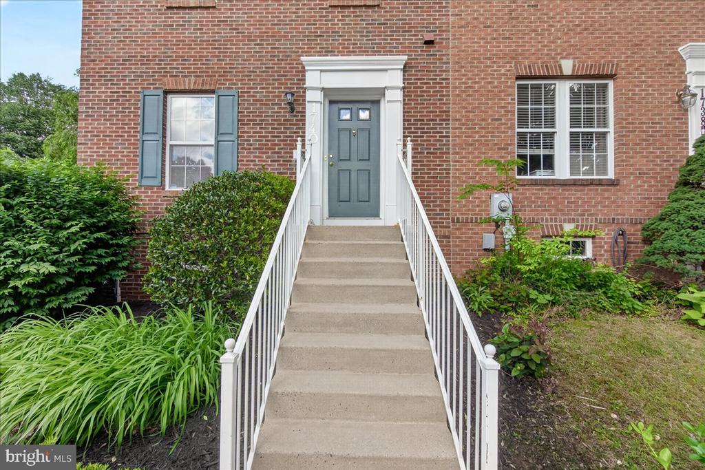 1740 DERRS SQUARE E